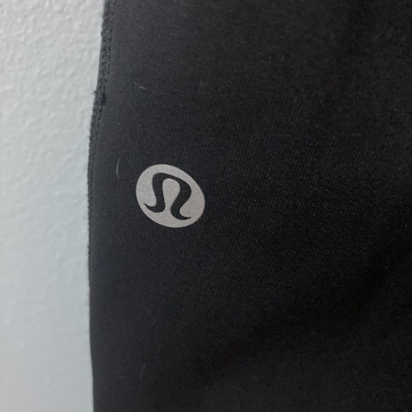 Crop/Capri Lululemon Leggings in Black w/ Pockets - Picture 3 of 5